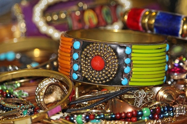 How to Start a Fashion Accessories Business